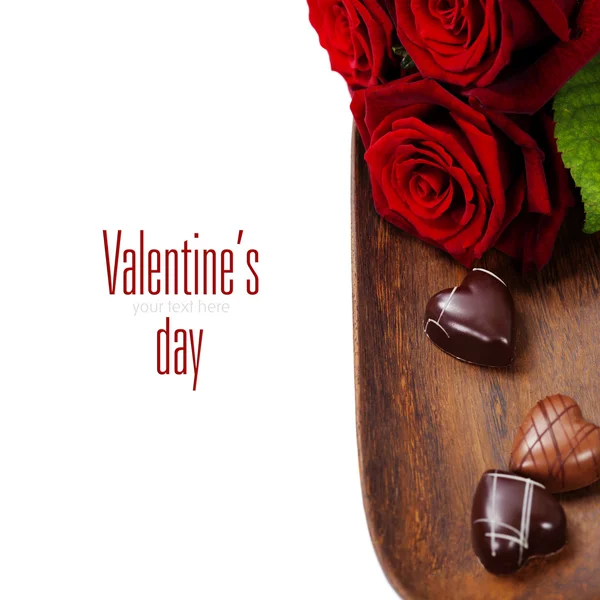 Розы и шоколад ко Дню Святого Валентина — стоковое фото