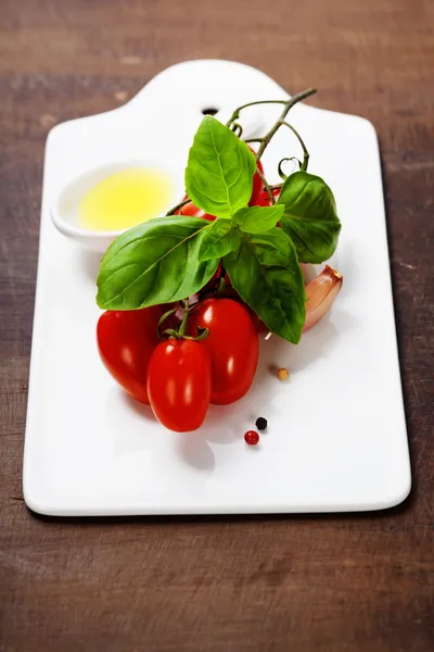 Tomates frescos e manjericão — Fotografia de Stock
