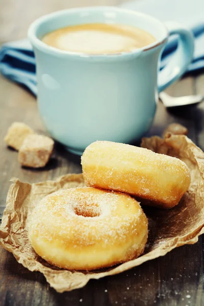 Kaffe och färska donuts — Stockfoto