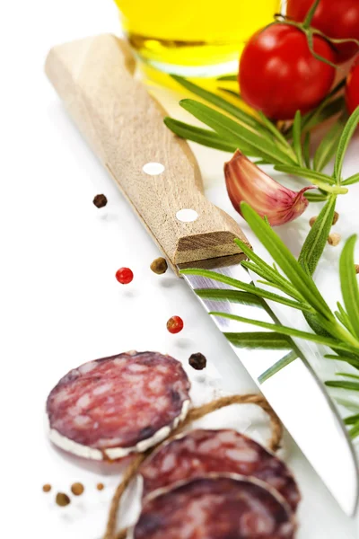 Salame de salsicha de carne fatiada tradicional e legumes — Fotografia de Stock