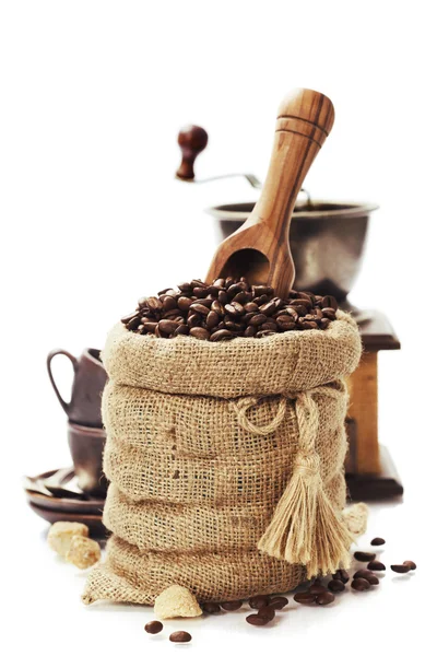 Kaffebönor i säckväv — Stockfoto