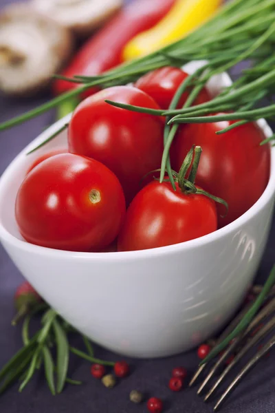 Tomatoes, chives and vegetables — Stock Photo, Image