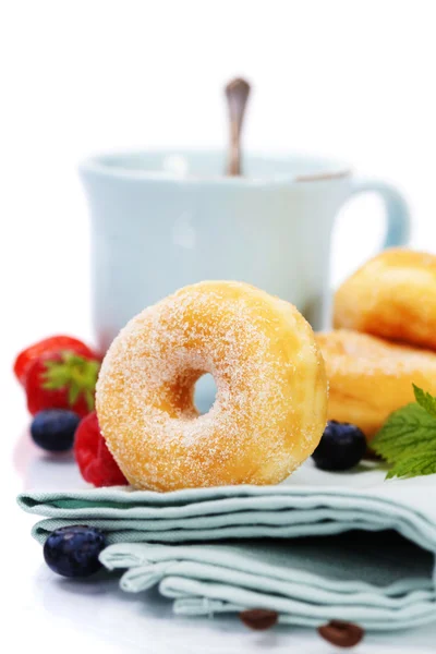 Kaffe och färska donuts — Stockfoto