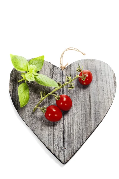 Kalp şekilli kesme tahtası üzerinde taze sebze — Stok fotoğraf