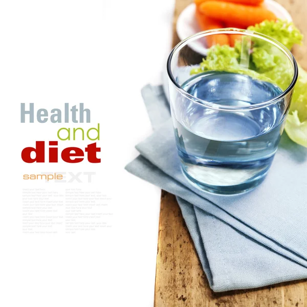 Comida saludable: agua, zanahoria y lechuga — Foto de Stock