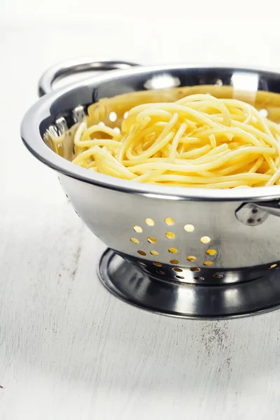Spaghetti im Sieb — Stockfoto