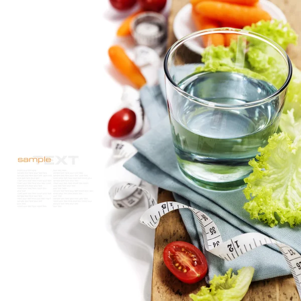 Färska friska grönsaker och vatten — Stockfoto