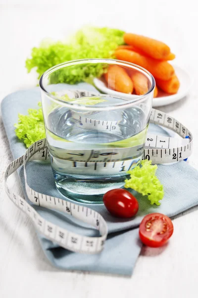 Légumes et eau frais et sains — Photo