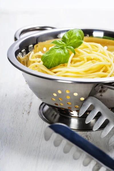 Спагетти в дуршлаге — стоковое фото
