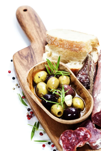 意大利萨拉米香肠用橄榄和恰巴塔 — 图库照片