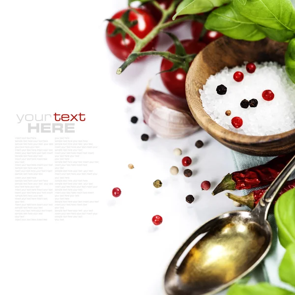 Verse tomaten, olijfolie en basilicum — Stockfoto