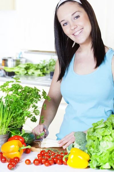 Junge Frau kocht — Stockfoto