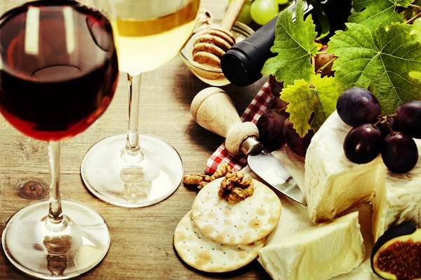 Wine, grape and cheese — Stock Photo, Image