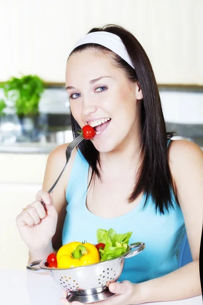 Junge Frau mit Salat — Stockfoto