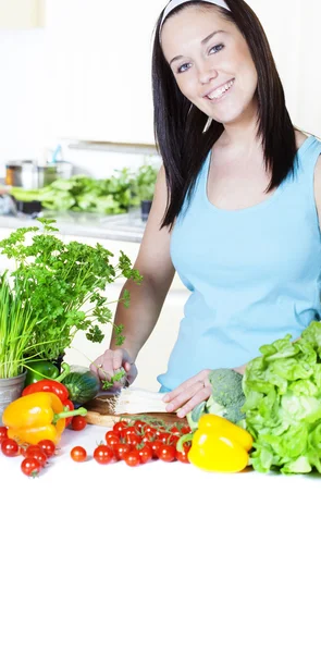 Junge Frau kocht — Stockfoto