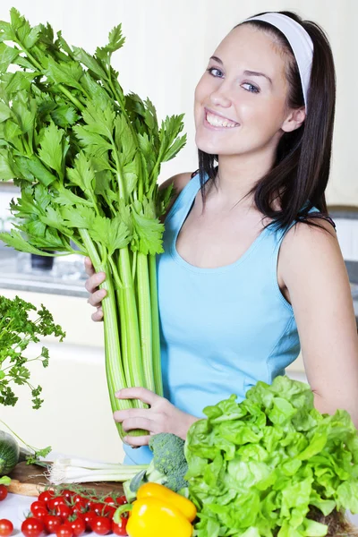 Junge Frau kocht — Stockfoto