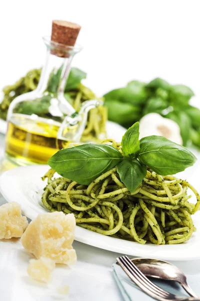 Deliciosa massa italiana com molho pesto — Fotografia de Stock