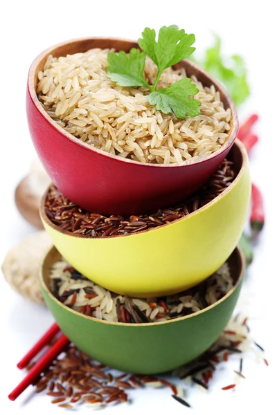 Schalen mit ungekochtem Reis — Stockfoto