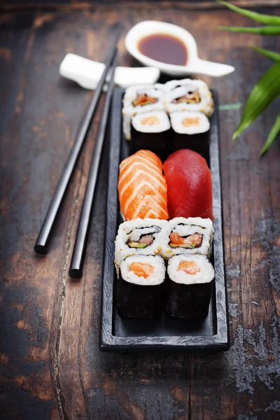 Sushi com pauzinhos — Fotografia de Stock