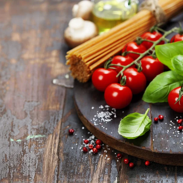 Spaghetti, basil and tomatoes — Stock Photo, Image