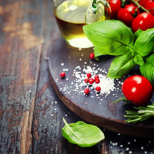 Tomates con albahaca sobre fondo de mesa de madera —  Fotos de Stock