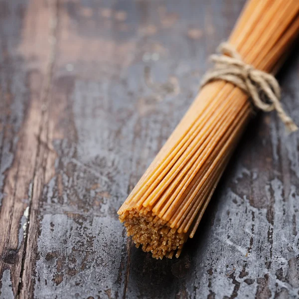 Whole wheat spaghetti — Stock Photo, Image