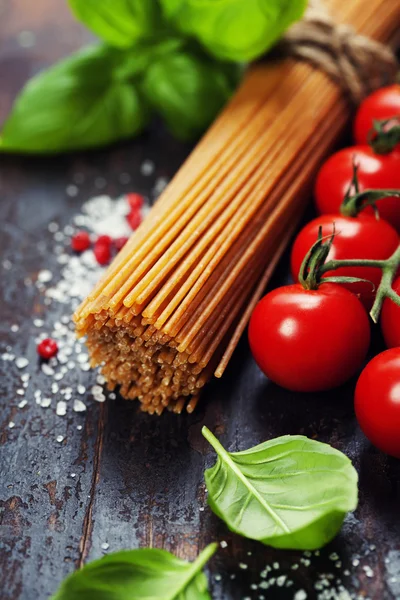 Spaghetti, basil and tomatoes — Stock Photo, Image