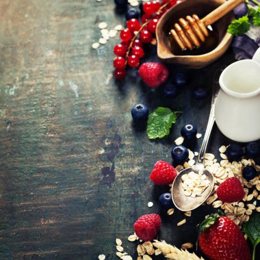 sağlıklı bir kahvaltı. yulaf, meyve ve süt.