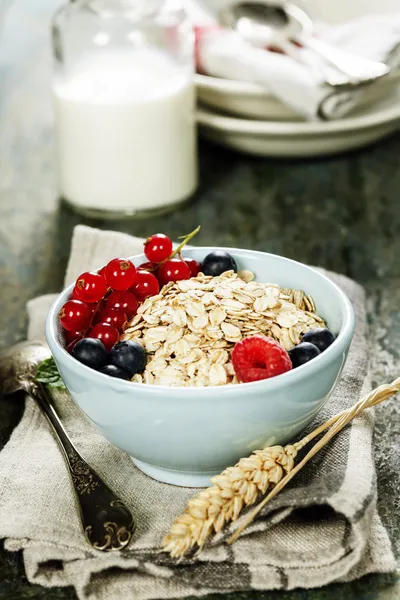 Breakfast with oats and berries — Stock Photo, Image