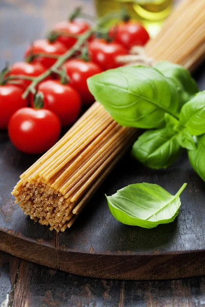 Espaguete, manjericão e tomate — Fotografia de Stock