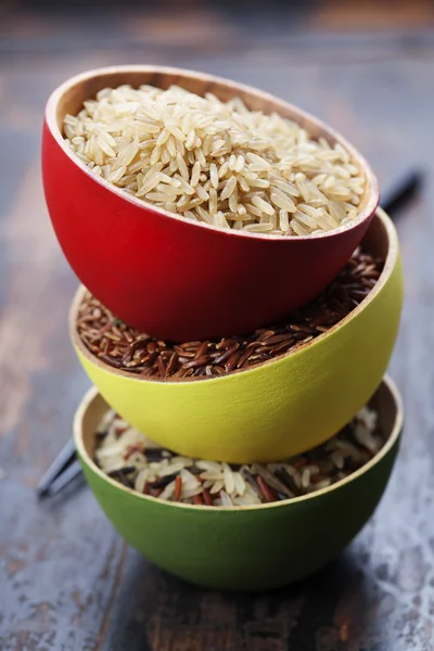 Ciotole di riso crudo — Foto Stock
