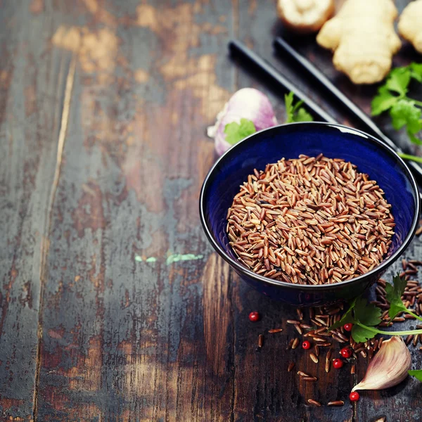 Arroz selvagem em tigela de cerâmica e ingredientes — Fotografia de Stock