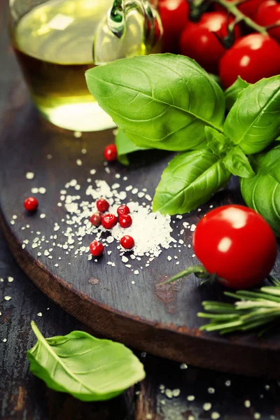 Tomates com manjericão sobre fundo de mesa de madeira — Fotografia de Stock