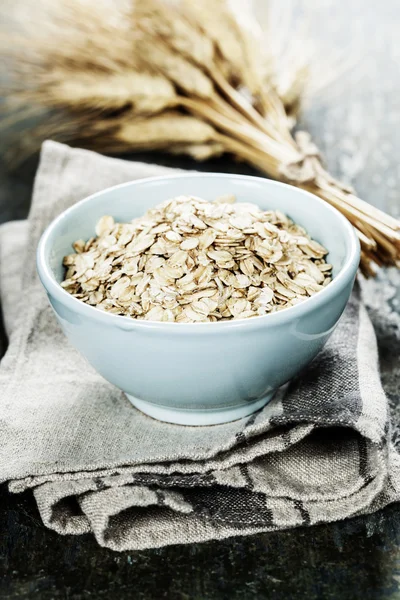 Avena enrollada en un bol —  Fotos de Stock