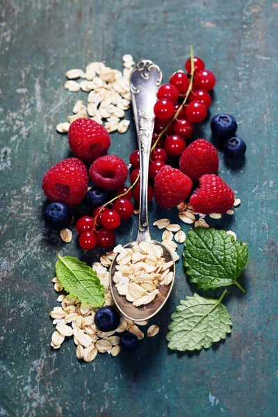 オート麦や果実を朝食します。 — ストック写真