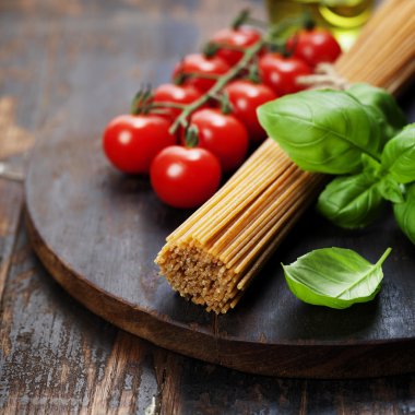 spagetti, fesleğen ve domates