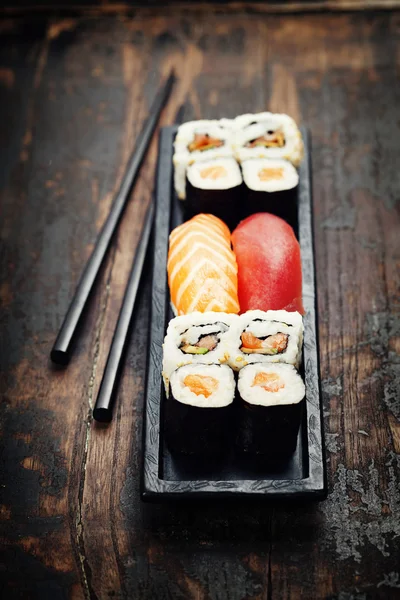 Sushi con palillos — Foto de Stock