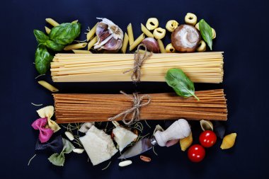 İtalyan malzemeler - makarna, sebze, baharat, peynir