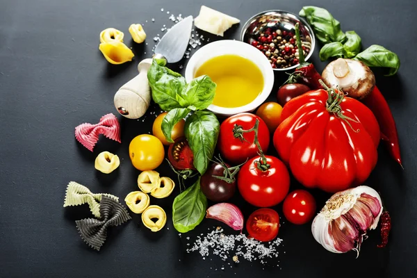 Ingredientes italianos: pasta, verduras, especias, queso — Foto de Stock