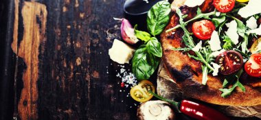 Pizza ve taze İtalyan malzemeler