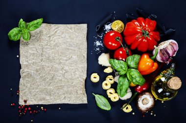İtalyan malzemeler - makarna, sebze, baharat, peynir
