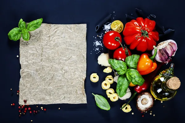 Ingredienti italiani - pasta, verdure, spezie, formaggio — Foto Stock