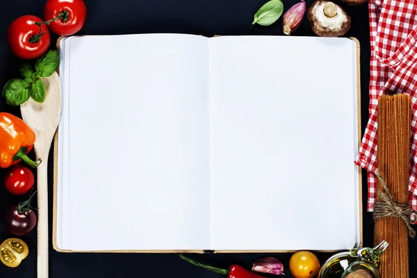 Cuaderno abierto y fondo de verduras frescas — Foto de Stock