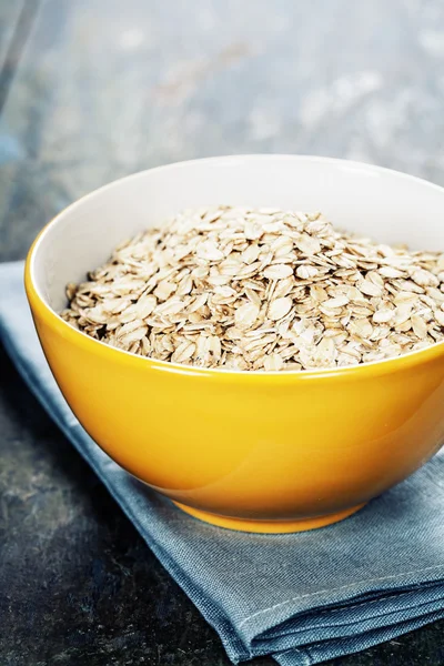 Avena enrollada en un bol — Foto de Stock