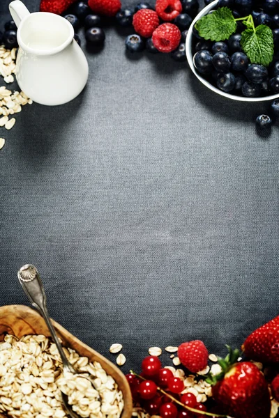 Frühstück mit Hafer und Beeren — Stockfoto