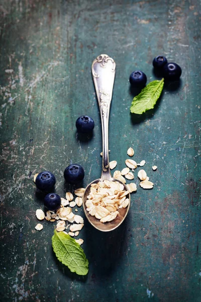 Petit déjeuner avec avoine et baies — Photo