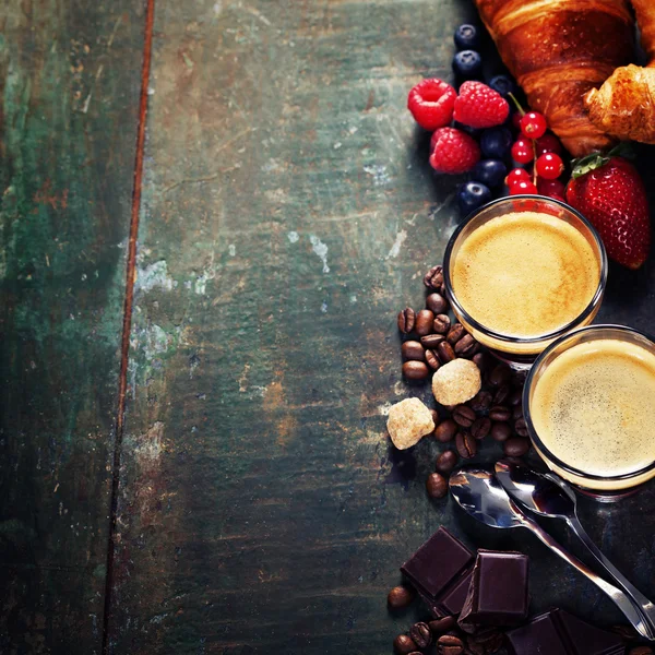 Café con croissants y bayas — Foto de Stock