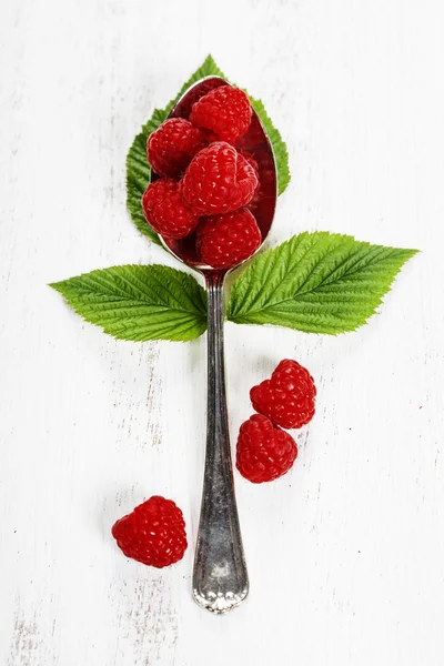 Fresh organic raspberry in a spoon.  Selective focus — Stock Photo, Image