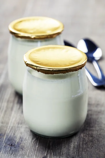 Zure room of natuurlijke yoghurt — Stockfoto