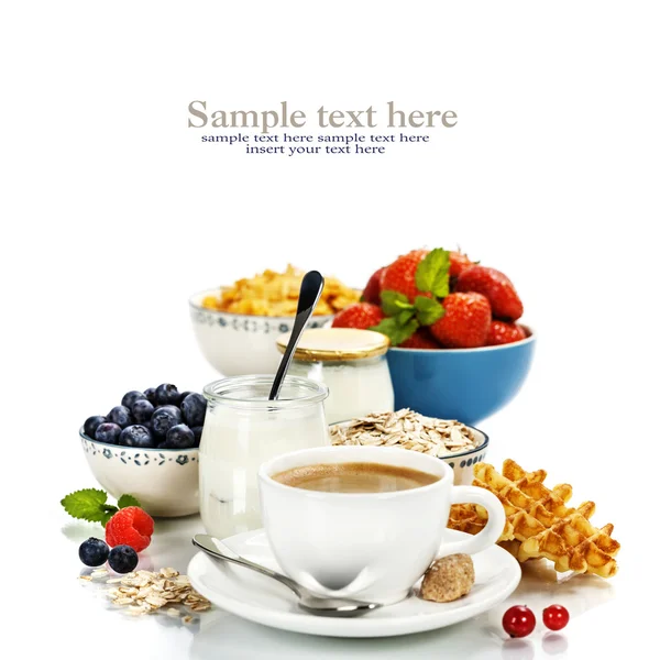 Gesundes Frühstück - Joghurt, Kaffee, Müsli und Beeren — Stockfoto